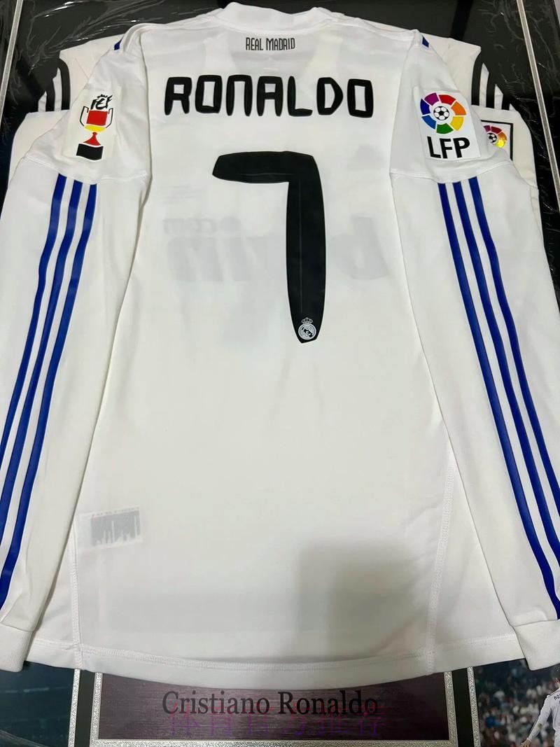 皇马更衣室赛后并未过多庆祝 知道赛季才刚开始 皇马更衣室赛后并未过多庆祝 知道赛季才刚开始